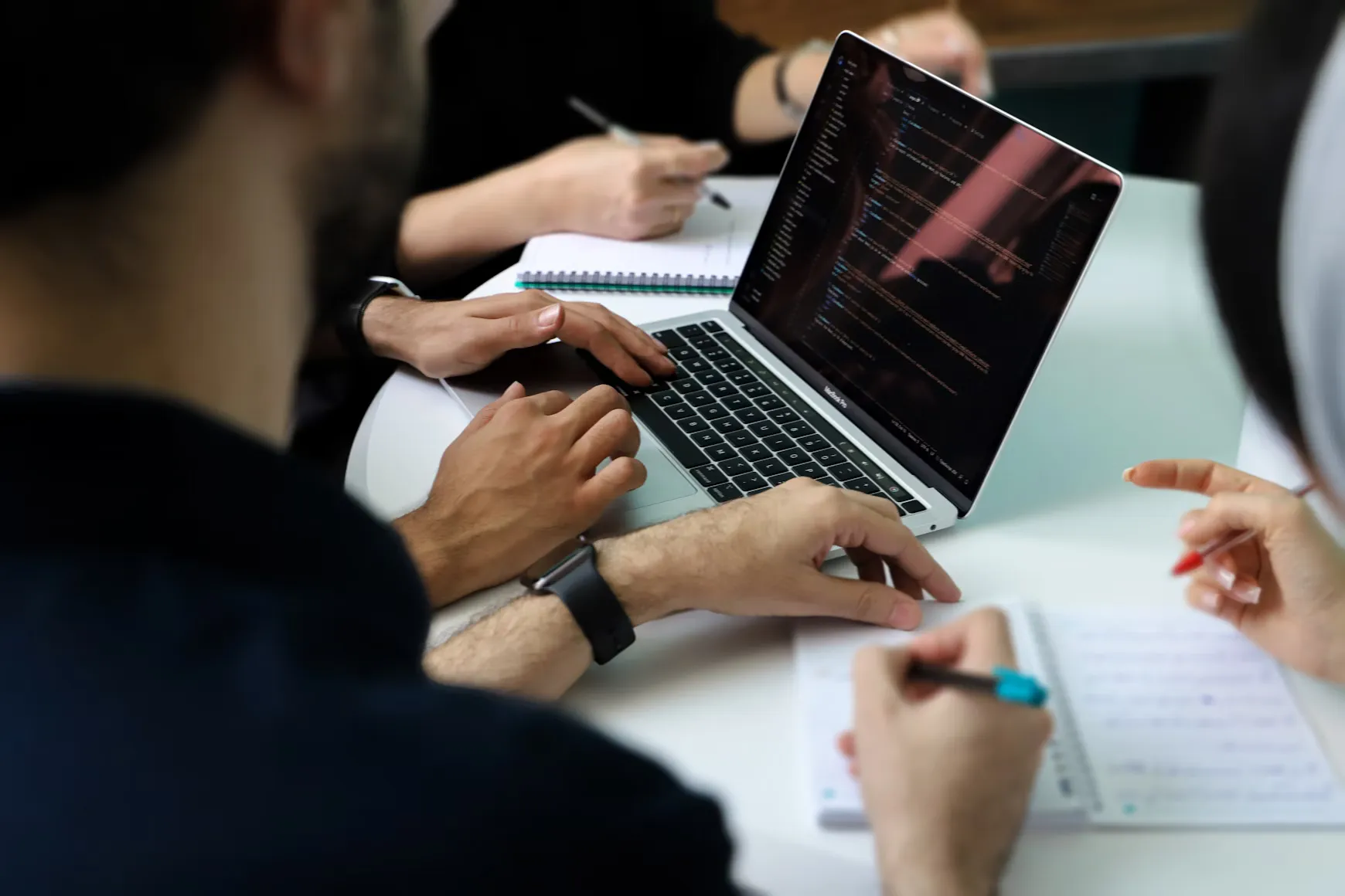 Equipo revisando datos de Muñoz Construye en una laptop