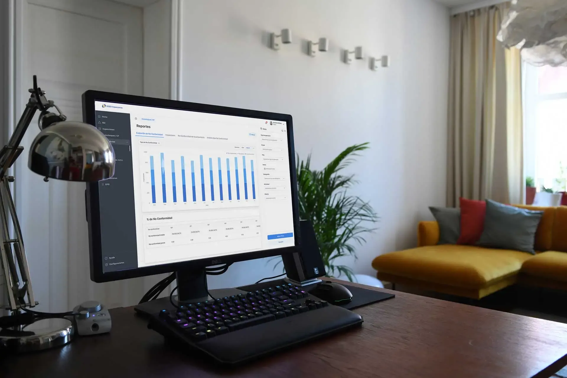 Monitor de escritorio con la plataforma de Grupo Cobra